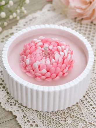 „Розово сияние“ – ръчно изработена соева свещ с флорална форма