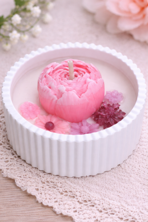 „Розов божур“ – ръчно изработена соева свещ с флорални акценти