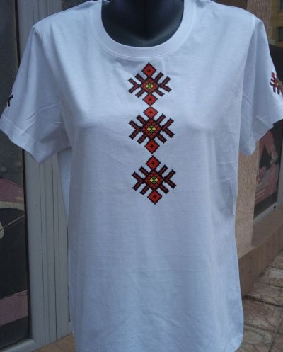 Дамска тениска Malfini Basic 134 с български фолклорен мотив - модерен стил и комфорт! 