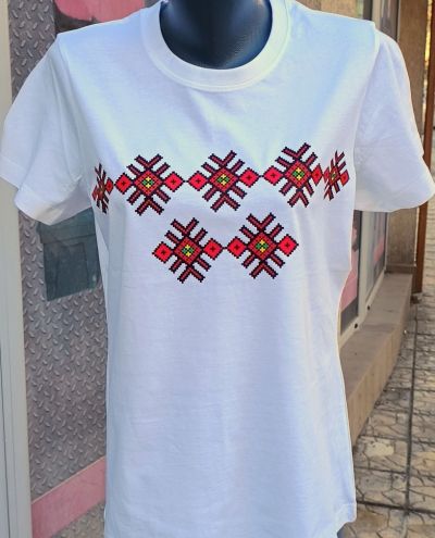 Дамска тениска Malfini Basic 134 с български фолклорен мотив – модерен стил и комфорт