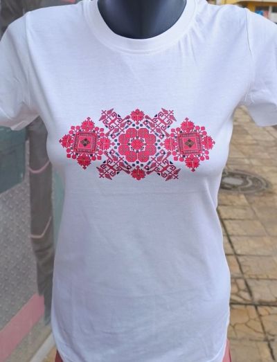 Дамска тениска Malfini Basic 134 с български фолклорен мотив – модерен стил и комфорт