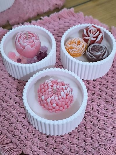 „Цветна хармония“ – ръчно изработена соева свещ с флорални форми